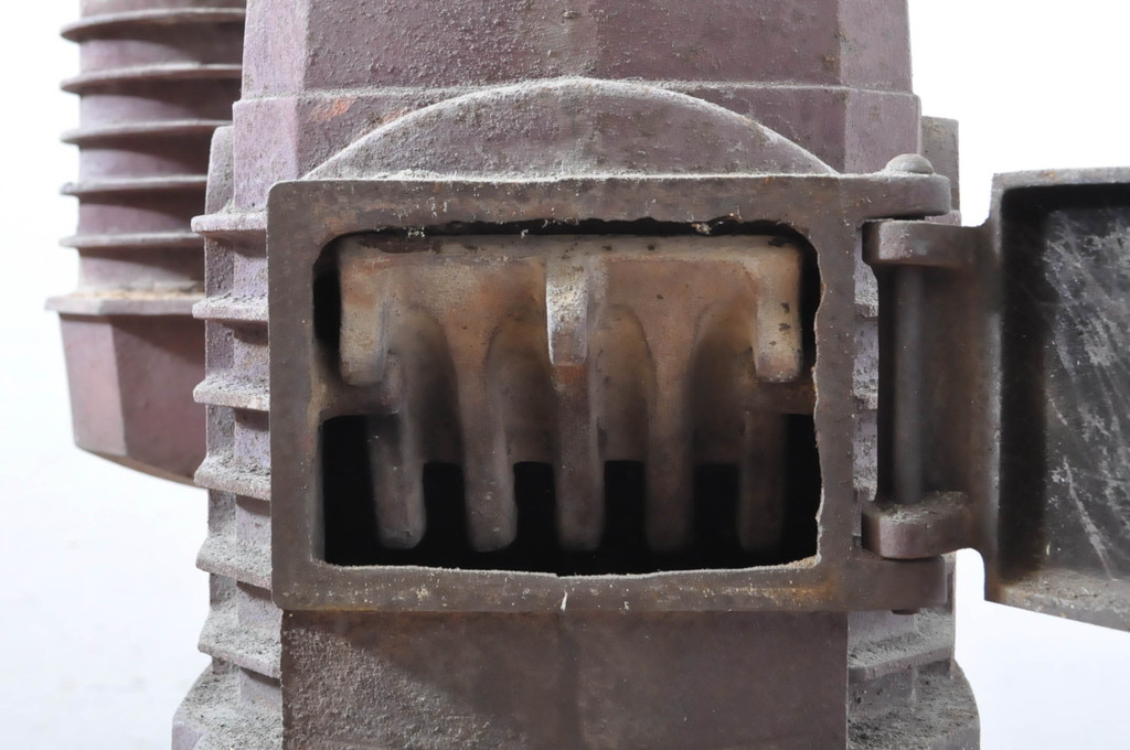 和製アンティーク　福禄(フクロク)製　鋳物製(いもの)　レトロな佇まいが置くだけで雰囲気を盛り上げる石炭ストーブ(暖房器具、フクロクストーブ、練炭ストーブ)(R-064745)