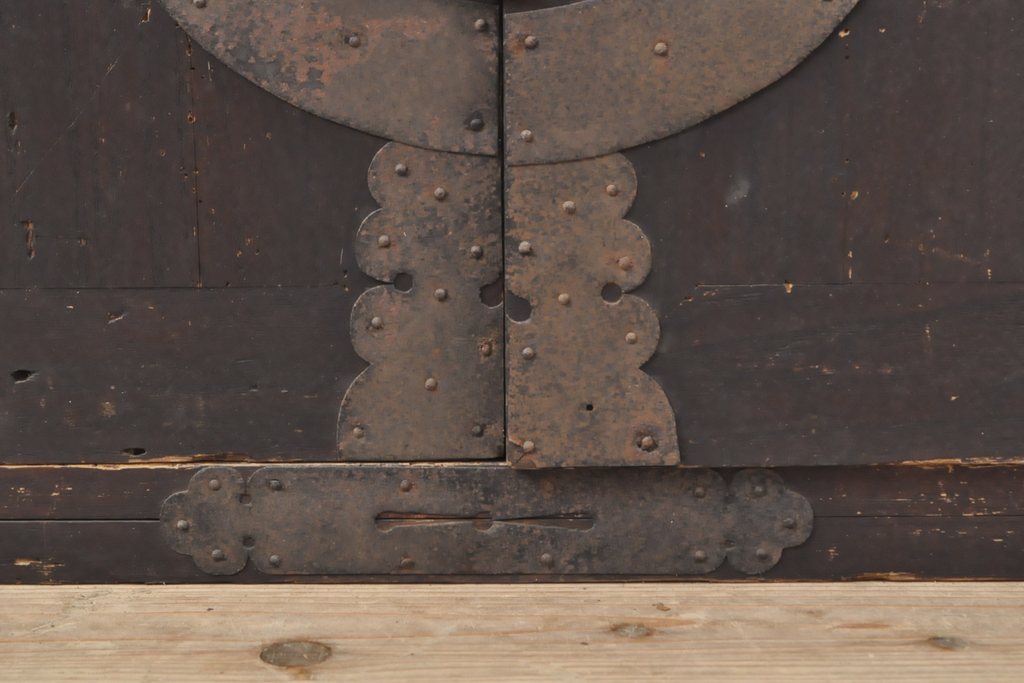 和製アンティーク　総桐材　重厚感漂う観音開き収納箪笥(引き出し、和たんす、ローチェスト)(R-054397)