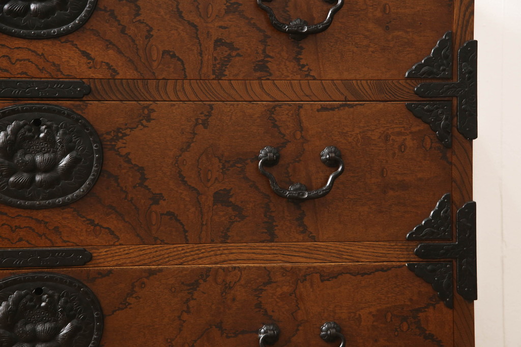 中古　岩谷堂箪笥　天板付きリメイク　重厚で上品な金具の整理箪笥(収納箪笥、衣装箪笥、引き出し、和タンス)(R-060183)