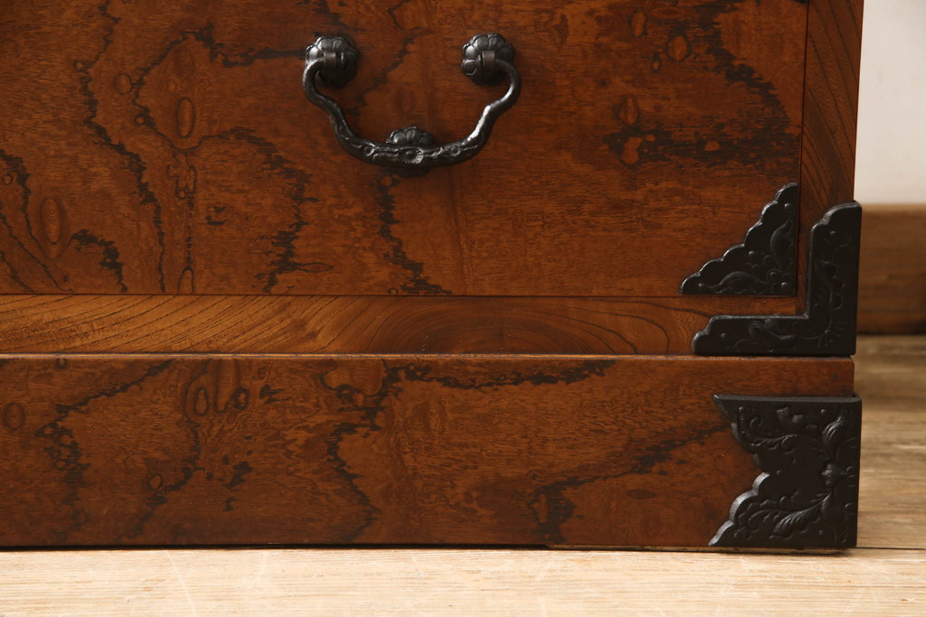 中古　岩谷堂箪笥　天板付きリメイク　重厚で上品な金具の整理箪笥(収納箪笥、衣装箪笥、引き出し、和タンス)(R-060183)