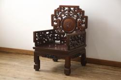 アジアンビンテージ　花梨(カリン)材　凝ったデザインの彫刻が魅力の唐木材製アームチェア(椅子、イス、板座チェア、ヴィンテージ)(R-064739)