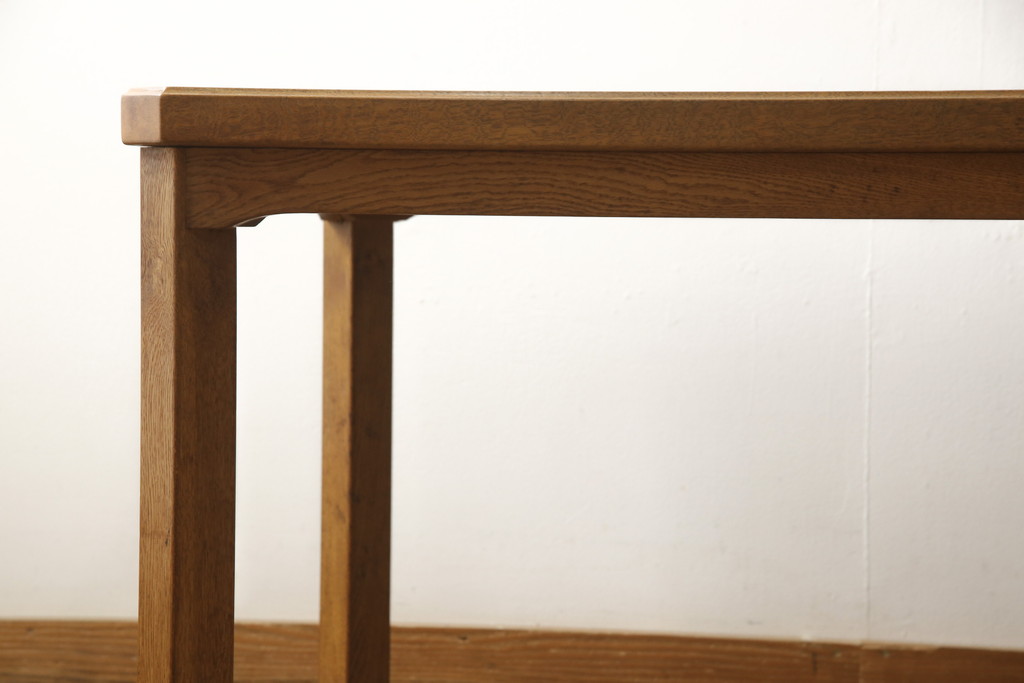 【セミオーダー家具実例】ビンテージのシンプルなダイニングテーブルに高品質リペアを施しました。天板は脚の濃い部分のお色味に合わせて着色し、全体的に統一感のある仕上がりになりました。(4人掛け、机)