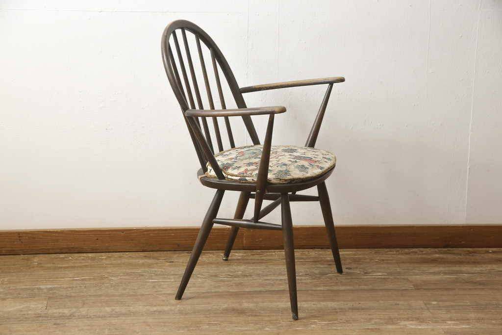 イギリスビンテージ　ERCOL(アーコール)　ナチュラルテイストのお部屋におすすめ! シンプルなクッション付きフープバックアームチェア(ウィンザーチェア、板座チェア、椅子、イス、1人掛け、ヴィンテージ、ウインザーチェア)(R-059538)