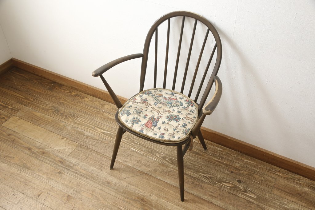 イギリスビンテージ　ERCOL(アーコール)　ナチュラルテイストのお部屋におすすめ! シンプルなクッション付きフープバックアームチェア(ウィンザーチェア、板座チェア、椅子、イス、1人掛け、ヴィンテージ、ウインザーチェア)(R-059538)