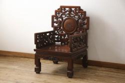 アジアンビンテージ　花梨(カリン)材　凝ったデザインの彫刻が魅力の唐木材製アームチェア(椅子、イス、板座チェア、ヴィンテージ)(R-064740)