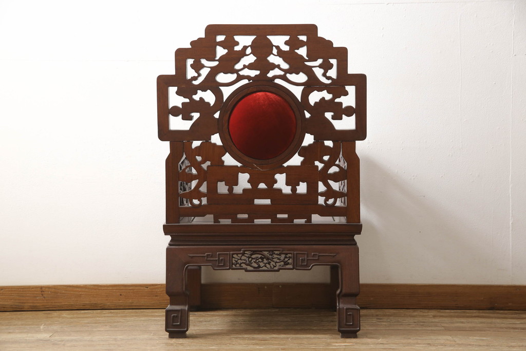 アジアンビンテージ　花梨(カリン)材　凝ったデザインの彫刻が魅力の唐木材製アームチェア(椅子、イス、板座チェア、一人掛けソファ、1人掛けソファ、ヴィンテージ)(R-064740)
