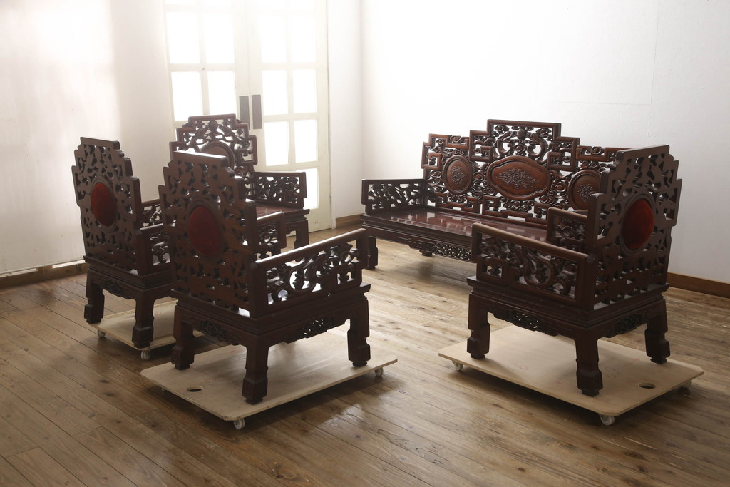 アジアンビンテージ　花梨(カリン)材　凝ったデザインの彫刻が魅力の唐木材製アームチェア(椅子、イス、板座チェア、一人掛けソファ、1人掛けソファ、ヴィンテージ)(R-064740)