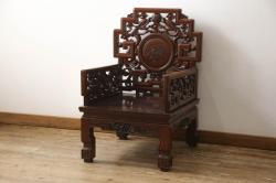 アジアンビンテージ　花梨(カリン)材　凝ったデザインの彫刻が魅力の唐木材製アームチェア(椅子、イス、板座チェア、ヴィンテージ)(R-064741)