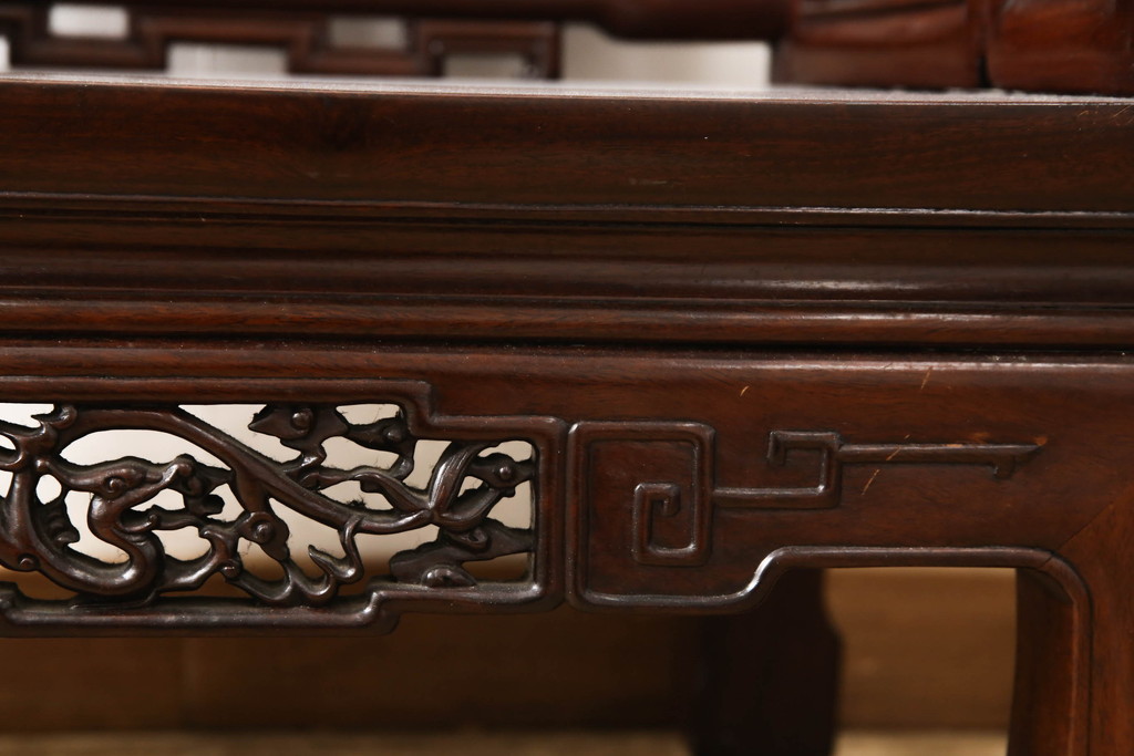 アジアンビンテージ　花梨(カリン)材　凝ったデザインの彫刻が魅力の唐木材製アームチェア(椅子、イス、板座チェア、一人掛けソファ、1人掛けソファ、ヴィンテージ)(R-064741)