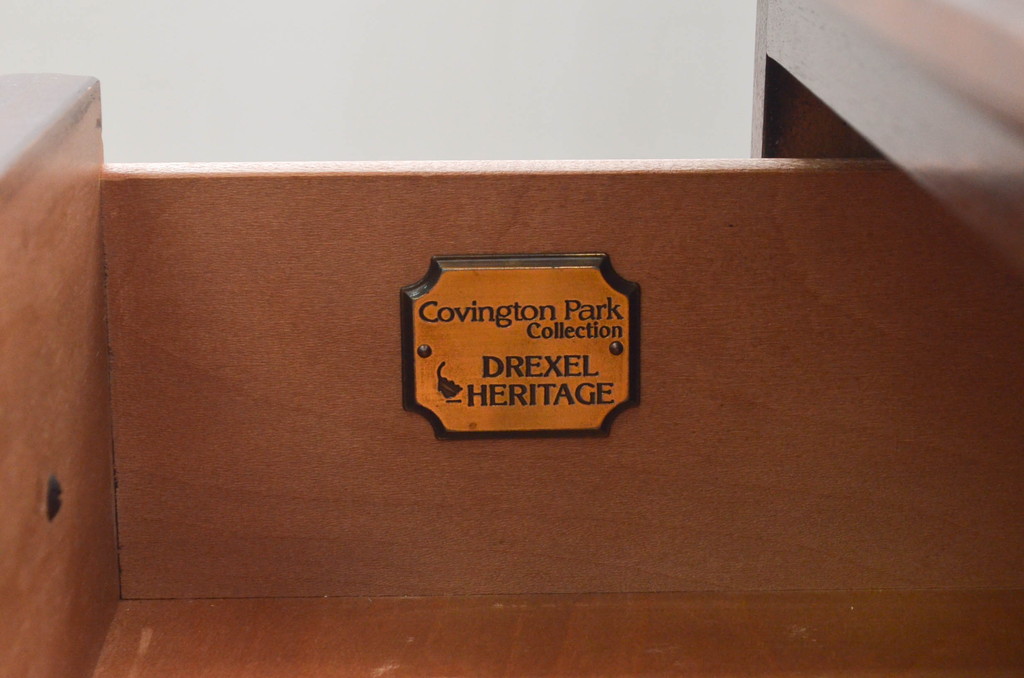 中古　美品　DREXEL HERITAGE(ドレクセルヘリテイジ)　Covington Park Collection(コヴィントンパークコレクション)　マホガニー材　クラシカルな佇まいが目を惹くサイドボード(サイドチェスト、コンソールテーブル)(R-078158)