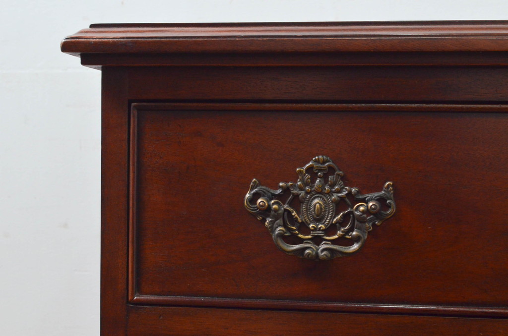 中古　美品　DREXEL HERITAGE(ドレクセルヘリテイジ)　Covington Park Collection(コヴィントンパークコレクション)　マホガニー材　クラシカルな佇まいが目を惹くサイドボード(サイドチェスト、コンソールテーブル)(R-078158)
