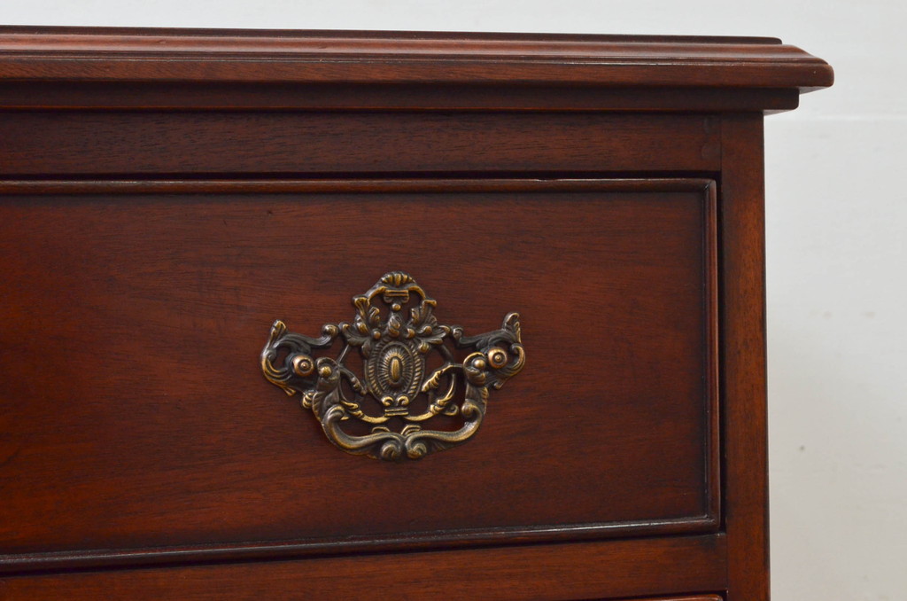 中古　美品　DREXEL HERITAGE(ドレクセルヘリテイジ)　Covington Park Collection(コヴィントンパークコレクション)　マホガニー材　クラシカルな佇まいが目を惹くサイドボード(サイドチェスト、コンソールテーブル)(R-078158)