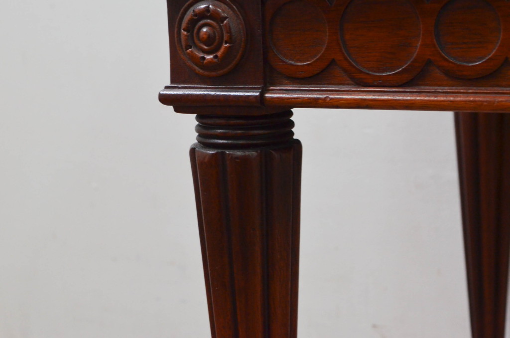 中古　美品　DREXEL HERITAGE(ドレクセルヘリテイジ)　Covington Park Collection(コヴィントンパークコレクション)　マホガニー材　クラシカルな佇まいが目を惹くサイドボード(サイドチェスト、コンソールテーブル)(R-078158)