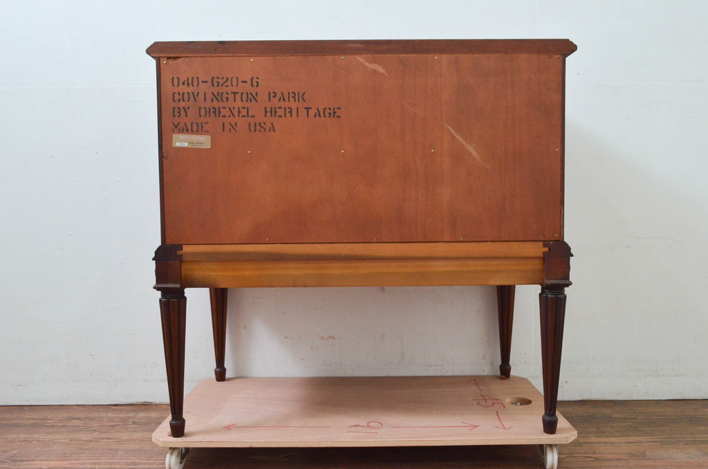 中古　美品　DREXEL HERITAGE(ドレクセルヘリテイジ)　Covington Park Collection(コヴィントンパークコレクション)　マホガニー材　クラシカルな佇まいが目を惹くサイドボード(サイドチェスト、コンソールテーブル)(R-078158)