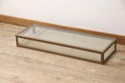 【セミオーダー家具実例】フランスアンティークのガラス卓上ショーケースに高品質リペアを施しました。上面、正面、左右2面のガラスはクリアガラスへ交換。鏡面は現状のままで仕上げました。(ガラスケース、店舗什器)