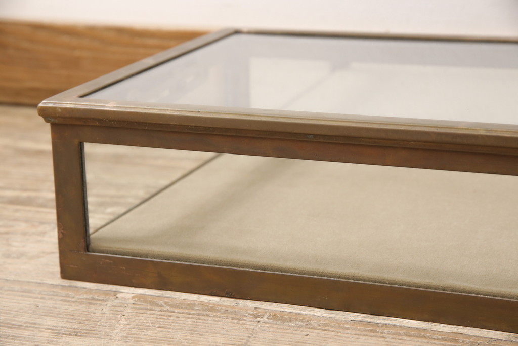 【セミオーダー家具実例】フランスアンティークのガラス卓上ショーケースに高品質リペアを施しました。上面、正面、左右2面のガラスはクリアガラスへ交換。鏡面は現状のままで仕上げました。(ガラスケース、店舗什器)