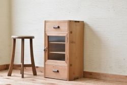 アンティーク家具　古い木味の小さなモールガラス収納棚