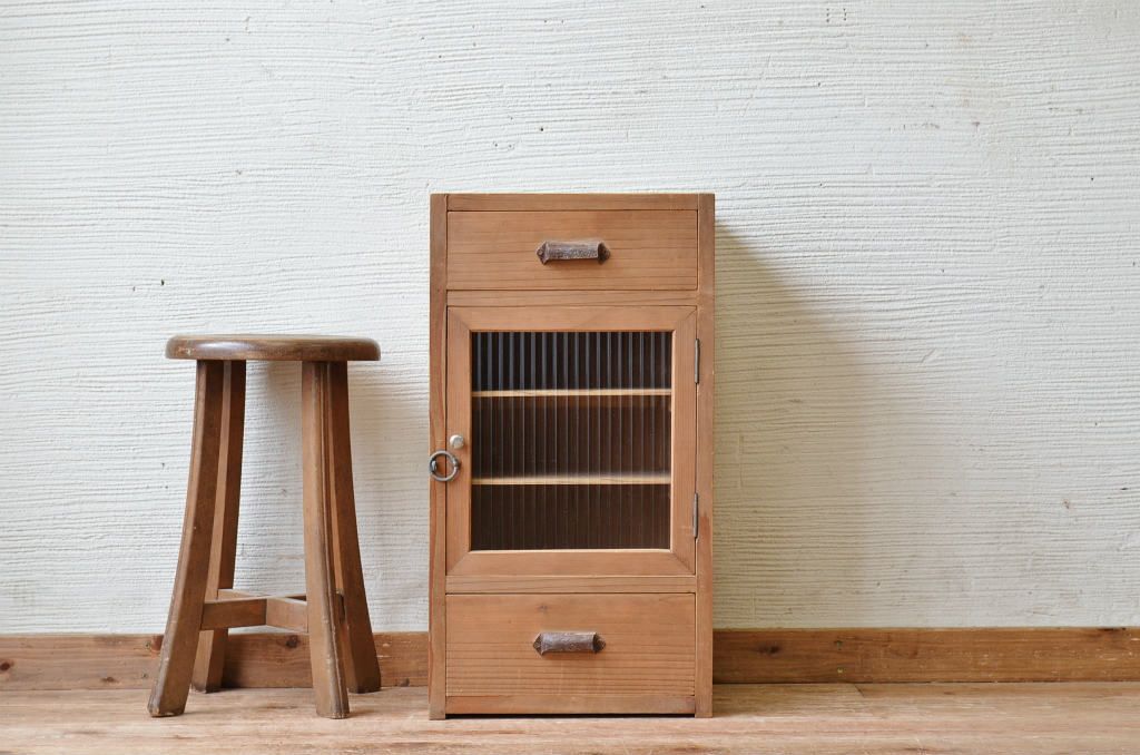 アンティーク家具　古い木味の小さなモールガラス収納棚