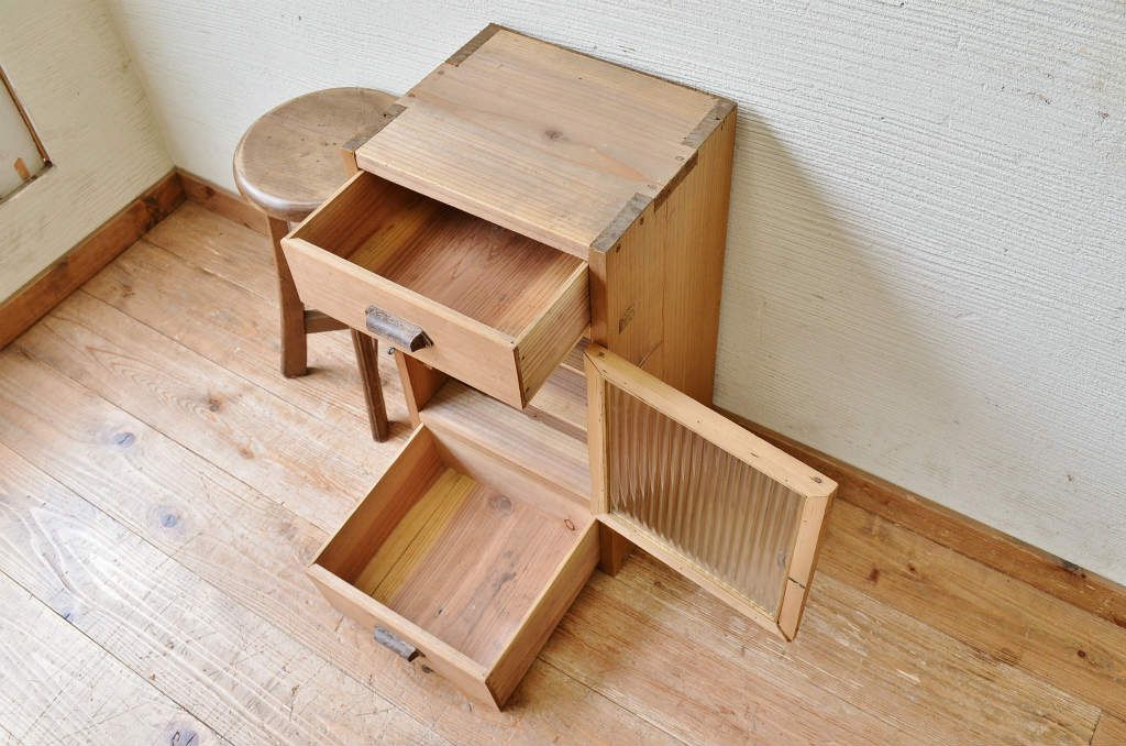 アンティーク家具　古い木味の小さなモールガラス収納棚