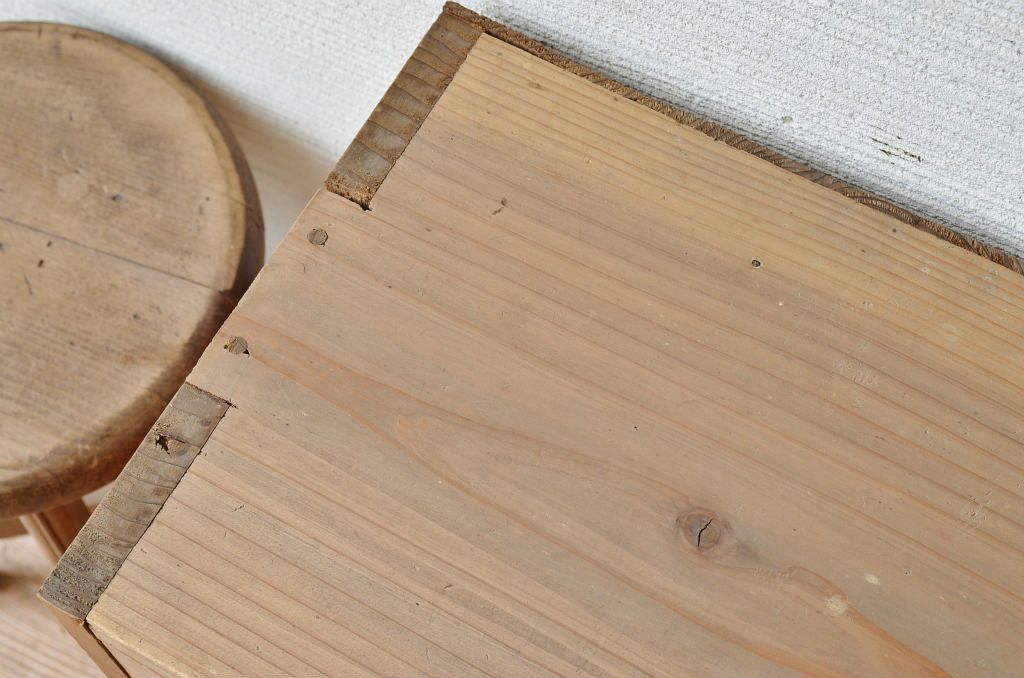 アンティーク家具　古い木味の小さなモールガラス収納棚