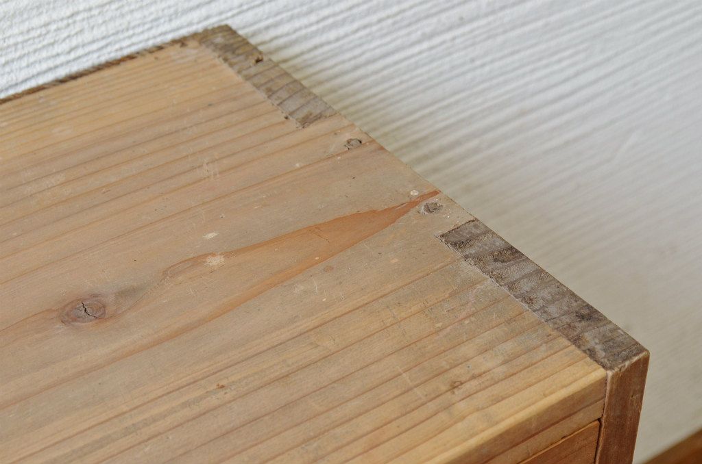 アンティーク家具　古い木味の小さなモールガラス収納棚
