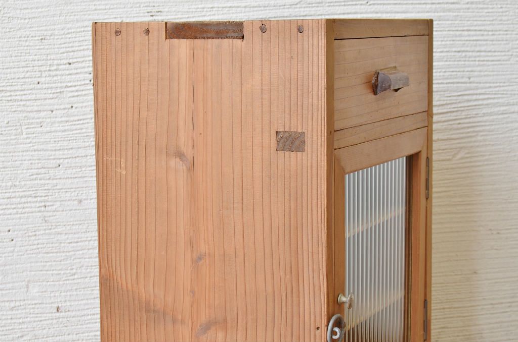 アンティーク家具　古い木味の小さなモールガラス収納棚