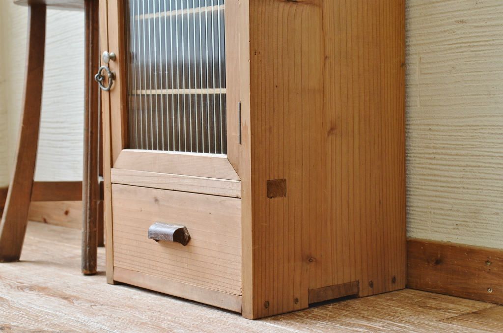 アンティーク家具　古い木味の小さなモールガラス収納棚