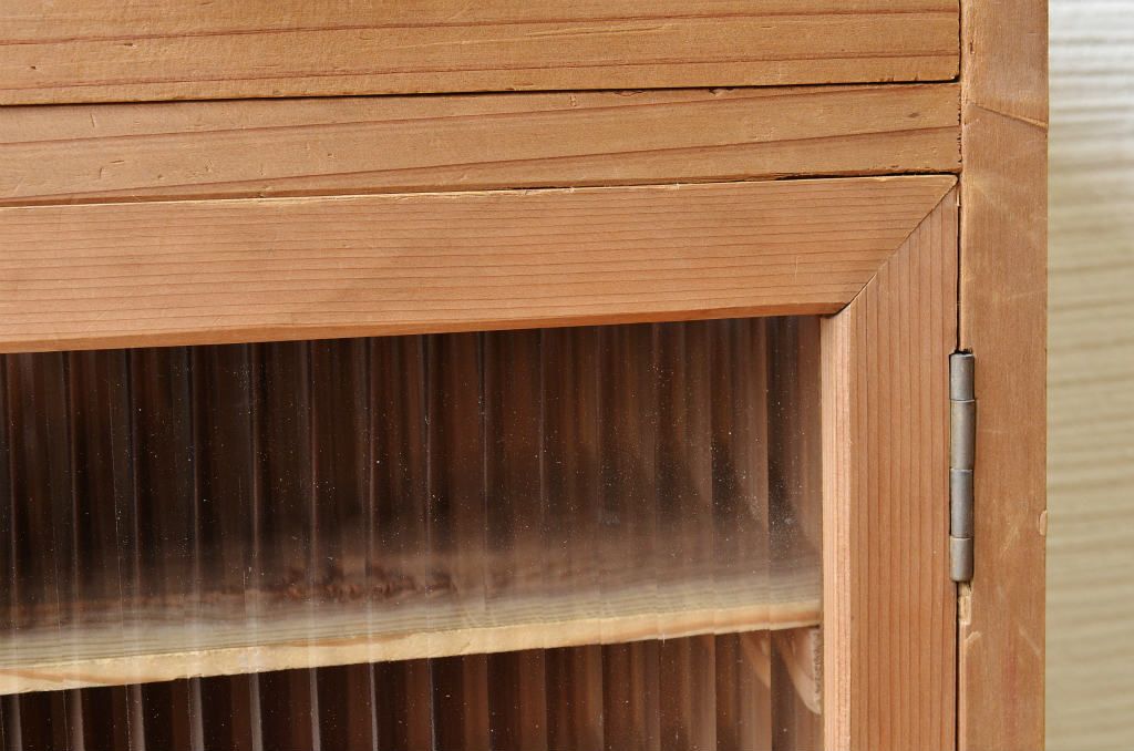 アンティーク家具　古い木味の小さなモールガラス収納棚
