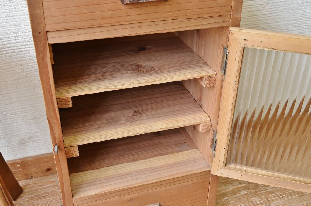 アンティーク家具　古い木味の小さなモールガラス収納棚