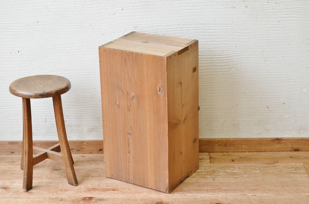 アンティーク家具　古い木味の小さなモールガラス収納棚