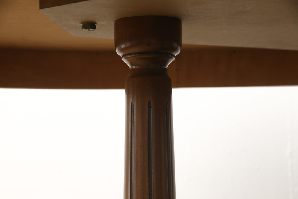 中古　イタリア家具　ス・ミズーラ(SU MISURA)　Brianza(ブリアンツァ)　脚の彫刻が目を惹くクラシカルな佇まいのダイニングテーブル(4人掛け、6人掛け)(R-053189)