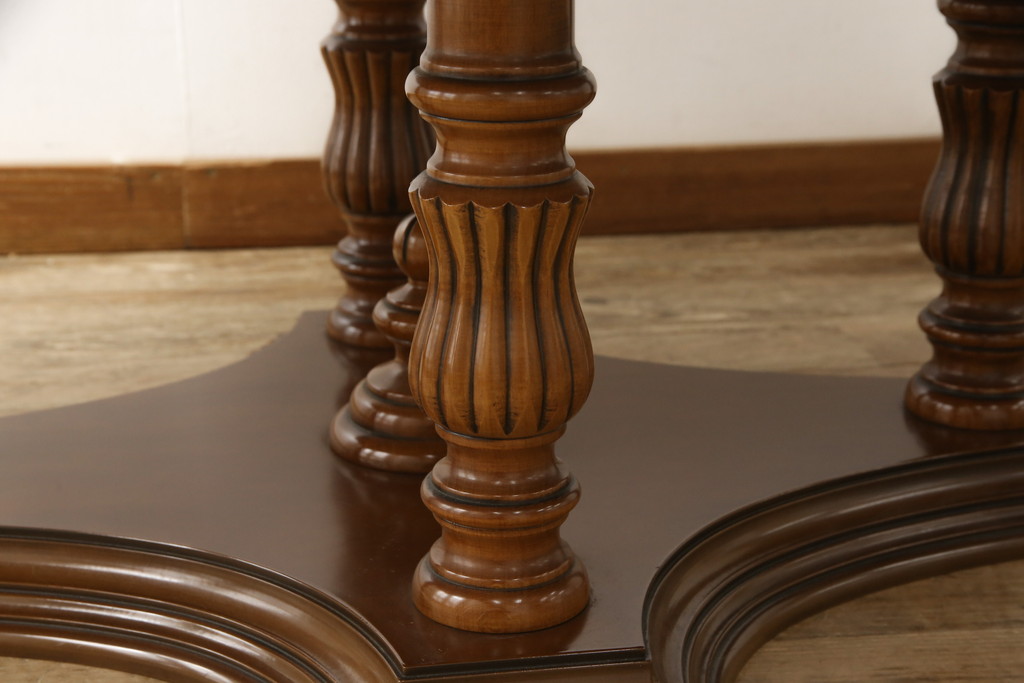 中古　イタリア家具　ス・ミズーラ(SU MISURA)　Brianza(ブリアンツァ)　脚の彫刻が目を惹くクラシカルな佇まいのダイニングテーブル(4人掛け、6人掛け)(R-053189)