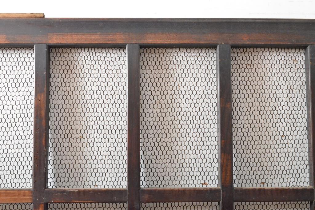 アンティーク建具　総欅(ケヤキ)材　和の貫禄を漂わせる金網入り格子蔵戸1枚(きつね格子、狐格子、玄関戸、引き戸、建具、格子戸、マス目、升目)(R-059223)