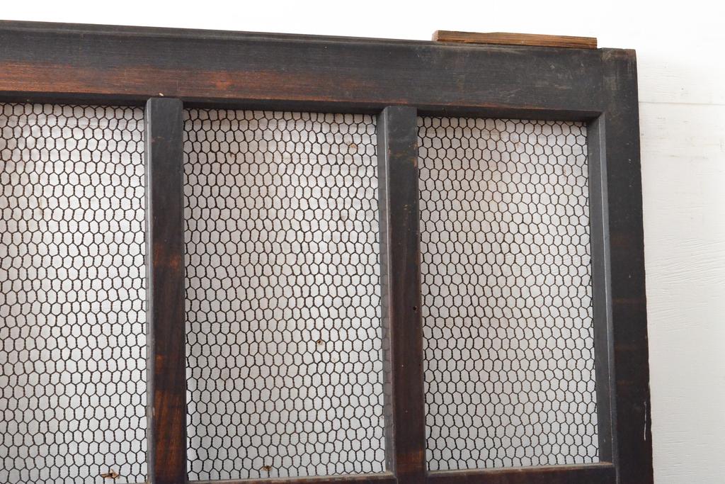 アンティーク建具　総欅(ケヤキ)材　和の貫禄を漂わせる金網入り格子蔵戸1枚(きつね格子、狐格子、玄関戸、引き戸、建具、格子戸、マス目、升目)(R-059223)