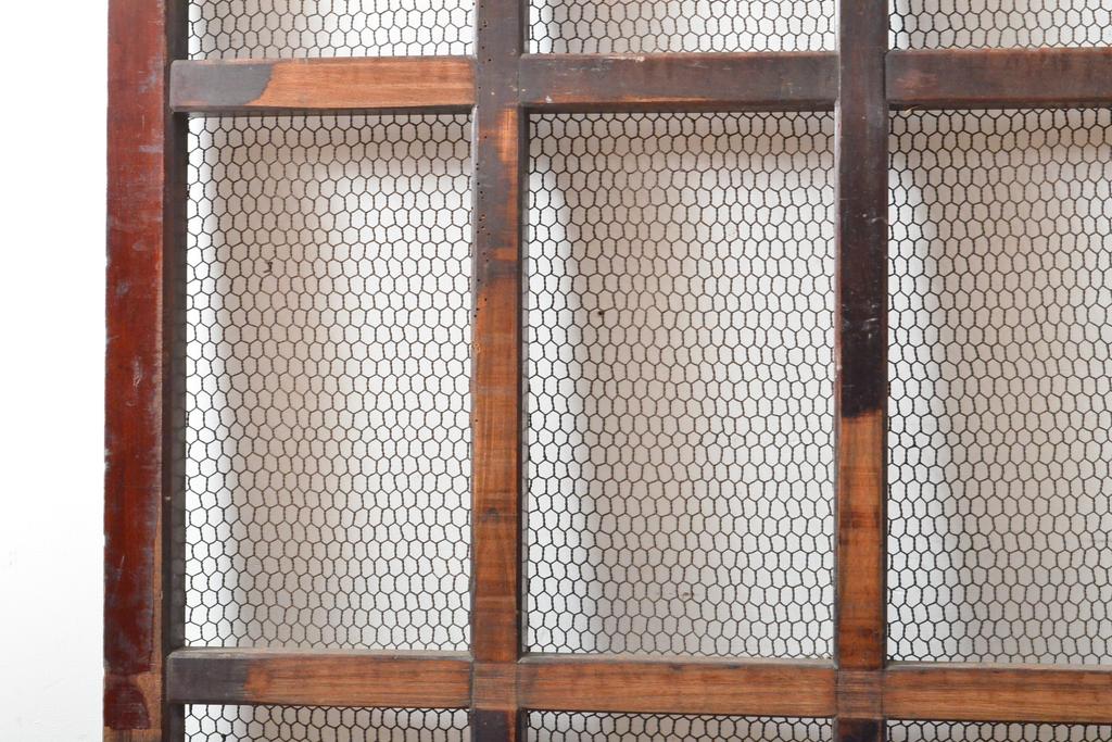 アンティーク建具　総欅(ケヤキ)材　和の貫禄を漂わせる金網入り格子蔵戸1枚(きつね格子、狐格子、玄関戸、引き戸、建具、格子戸、マス目、升目)(R-059223)