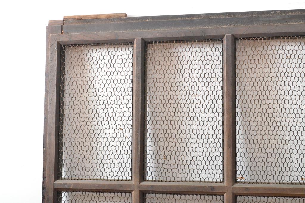 アンティーク建具　総欅(ケヤキ)材　和の貫禄を漂わせる金網入り格子蔵戸1枚(きつね格子、狐格子、玄関戸、引き戸、建具、格子戸、マス目、升目)(R-059223)