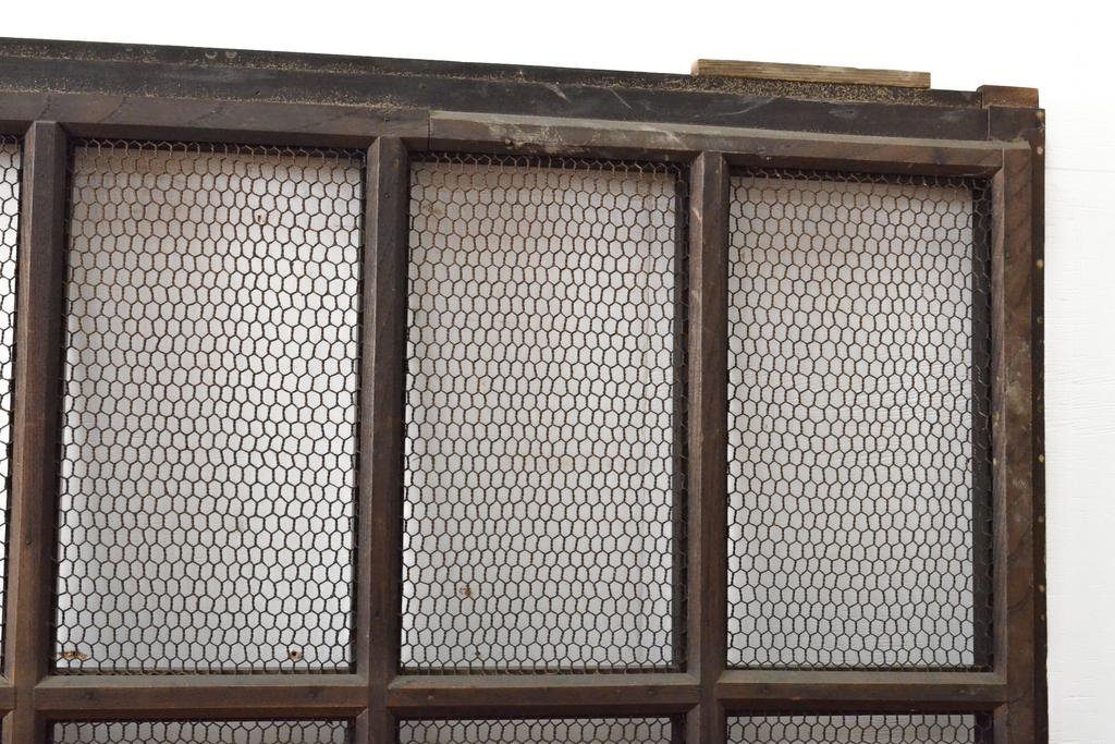 アンティーク建具　総欅(ケヤキ)材　和の貫禄を漂わせる金網入り格子蔵戸1枚(きつね格子、狐格子、玄関戸、引き戸、建具、格子戸、マス目、升目)(R-059223)