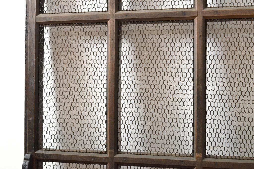 アンティーク建具　総欅(ケヤキ)材　和の貫禄を漂わせる金網入り格子蔵戸1枚(きつね格子、狐格子、玄関戸、引き戸、建具、格子戸、マス目、升目)(R-059223)
