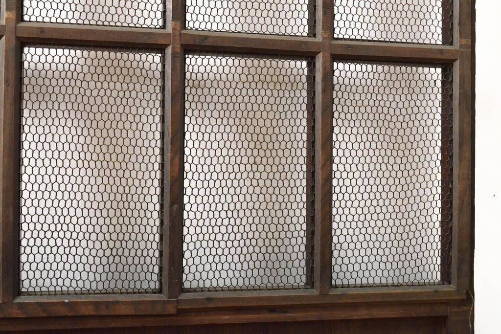 アンティーク建具　総欅(ケヤキ)材　和の貫禄を漂わせる金網入り格子蔵戸1枚(きつね格子、狐格子、玄関戸、引き戸、建具、格子戸、マス目、升目)(R-059223)