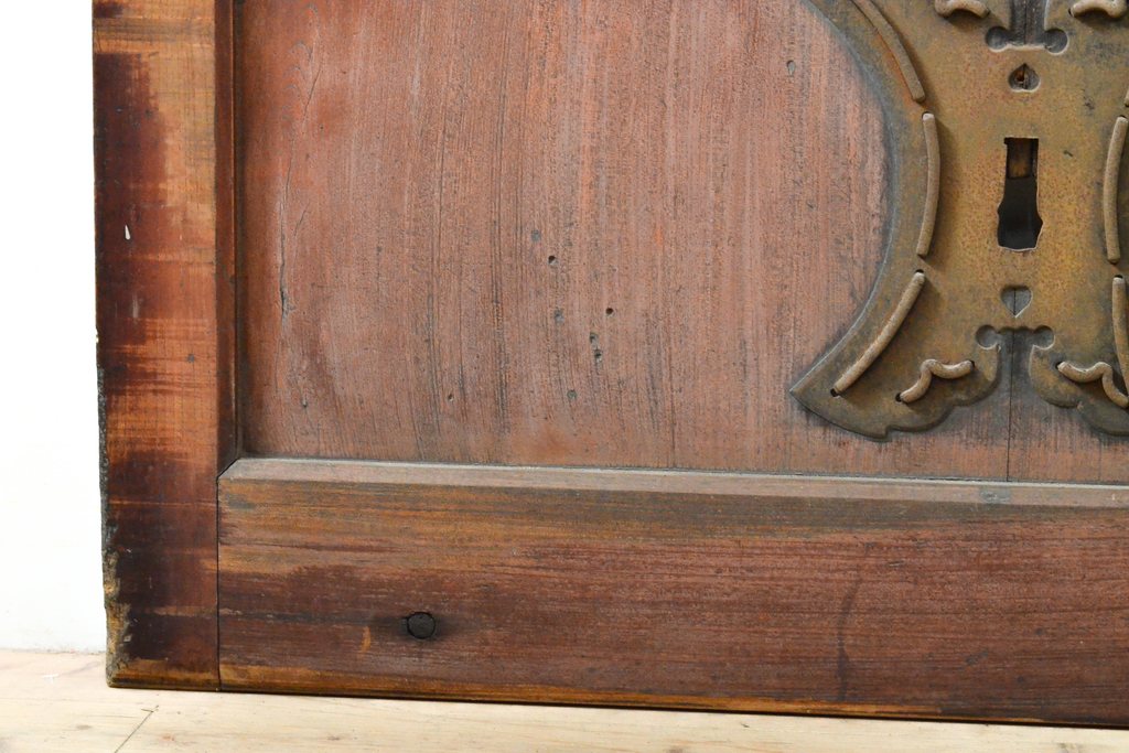アンティーク建具　赤みがかった木色と大きな金具が目を引く格子蔵戸1枚(きつね格子、狐格子、玄関戸、引き戸、建具、格子戸、マス目、升目)(R-059224)