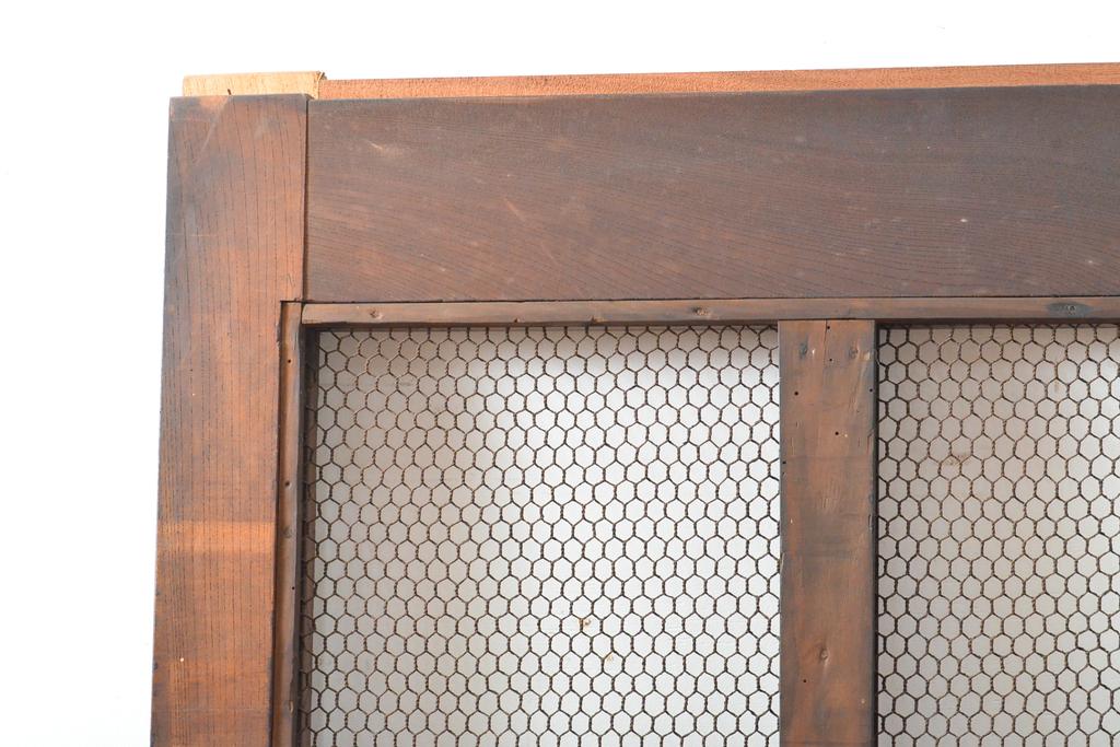 アンティーク建具　赤みがかった木色と大きな金具が目を引く格子蔵戸1枚(きつね格子、狐格子、玄関戸、引き戸、建具、格子戸、マス目、升目)(R-059224)