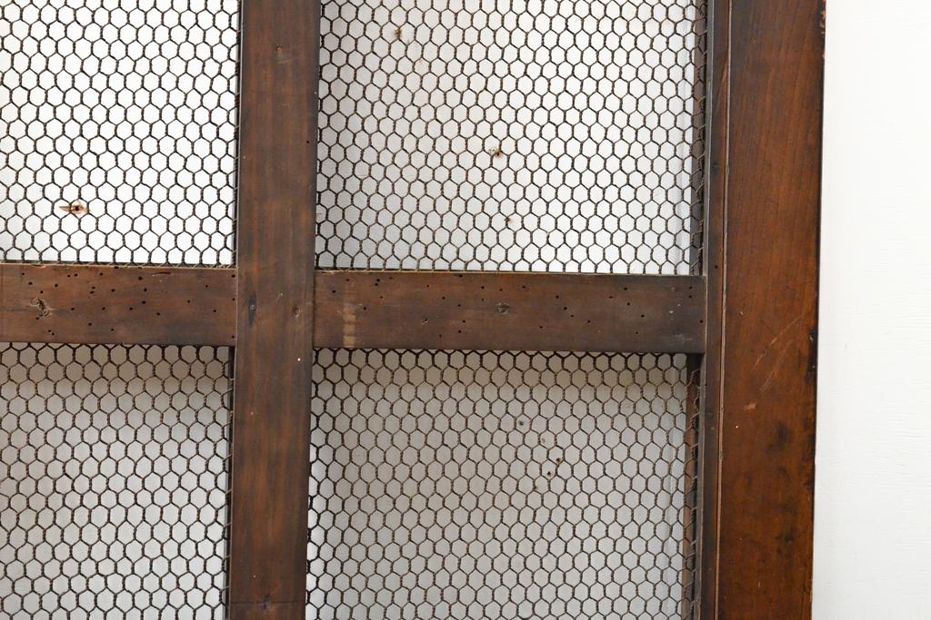 アンティーク建具　赤みがかった木色と大きな金具が目を引く格子蔵戸1枚(きつね格子、狐格子、玄関戸、引き戸、建具、格子戸、マス目、升目)(R-059224)