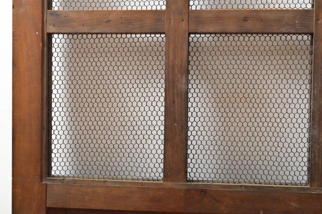 アンティーク建具　赤みがかった木色と大きな金具が目を引く格子蔵戸1枚(きつね格子、狐格子、玄関戸、引き戸、建具、格子戸、マス目、升目)(R-059224)