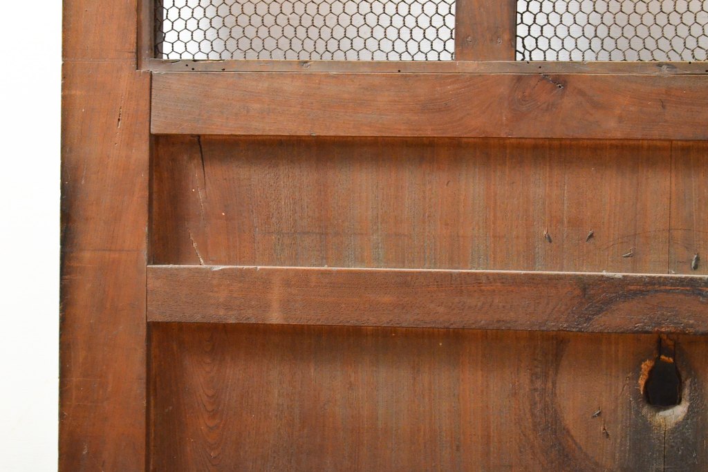 アンティーク建具　赤みがかった木色と大きな金具が目を引く格子蔵戸1枚(きつね格子、狐格子、玄関戸、引き戸、建具、格子戸、マス目、升目)(R-059224)