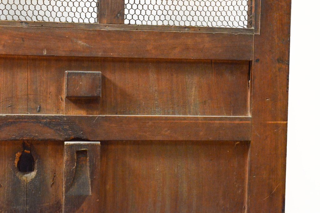 アンティーク建具　赤みがかった木色と大きな金具が目を引く格子蔵戸1枚(きつね格子、狐格子、玄関戸、引き戸、建具、格子戸、マス目、升目)(R-059224)