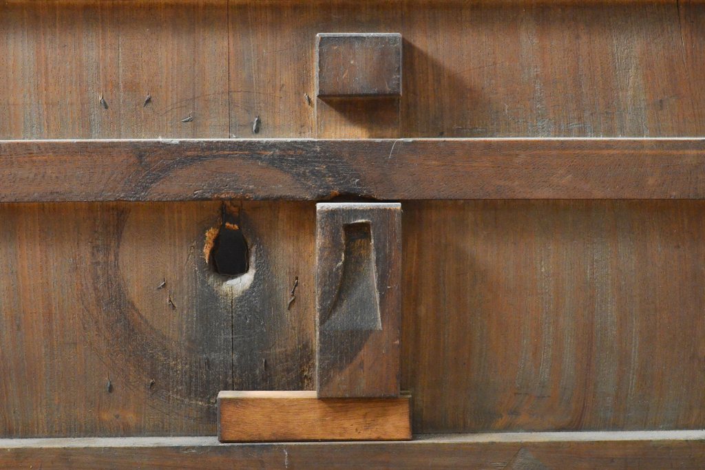 アンティーク建具　赤みがかった木色と大きな金具が目を引く格子蔵戸1枚(玄関戸、引き戸、建具、格子戸、マス目、升目)(R-059224)