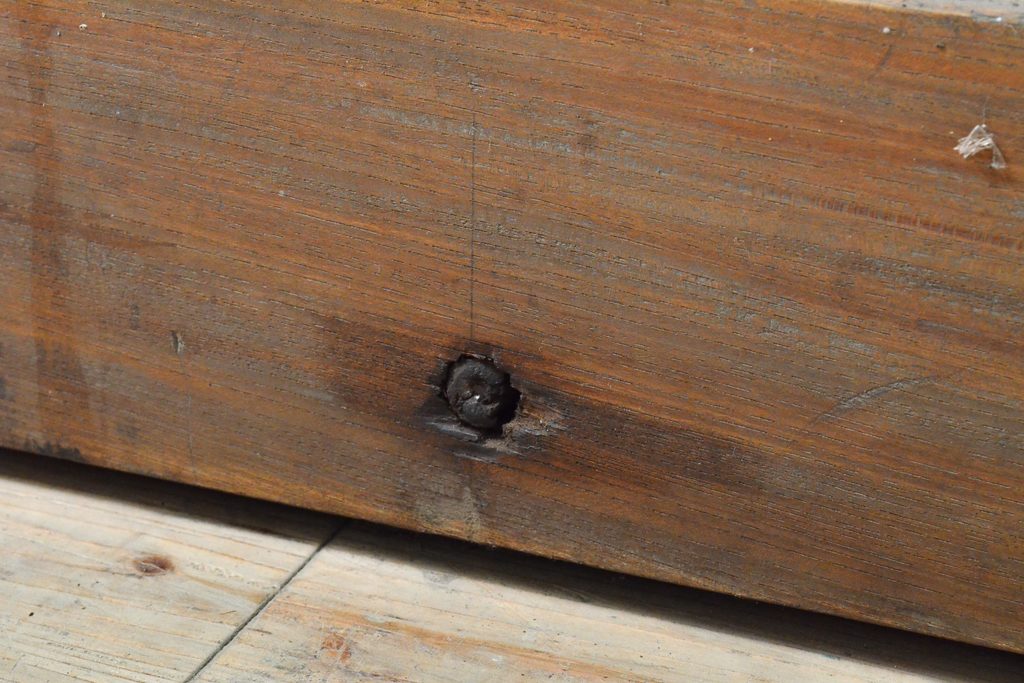 アンティーク建具　赤みがかった木色と大きな金具が目を引く格子蔵戸1枚(きつね格子、狐格子、玄関戸、引き戸、建具、格子戸、マス目、升目)(R-059224)