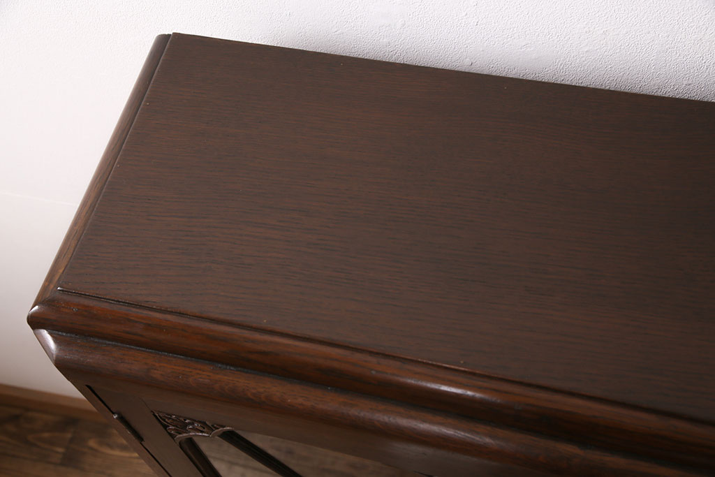 イギリスアンティーク　オーク材　ブルボーズレッグが目を引く、上品な雰囲気を醸しだすブックケース(本箱、飾り棚、収納棚、キャビネット)(R-048687)