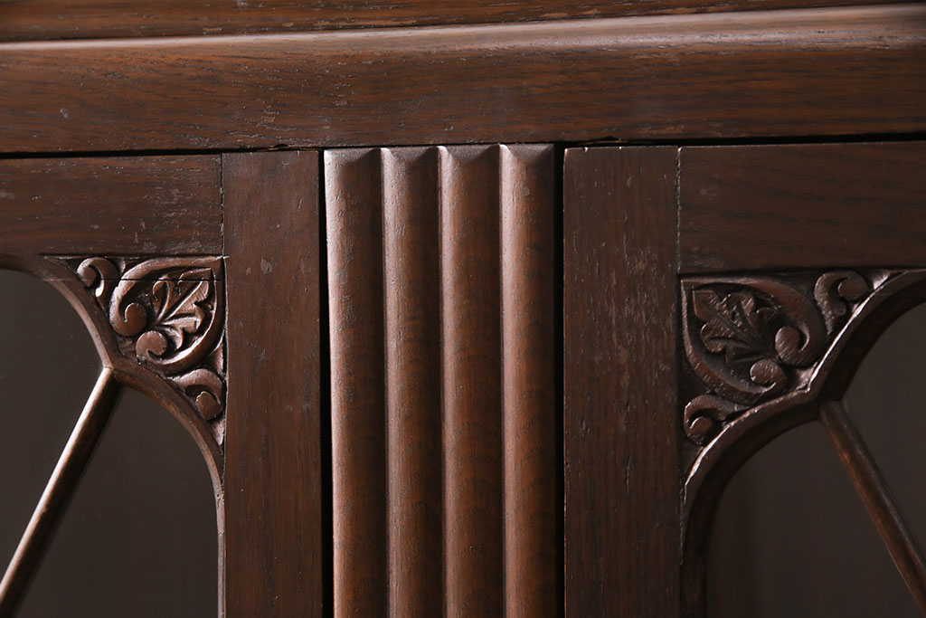イギリスアンティーク　オーク材　ブルボーズレッグが目を引く、上品な雰囲気を醸しだすブックケース(本箱、飾り棚、収納棚、キャビネット)(R-048687)