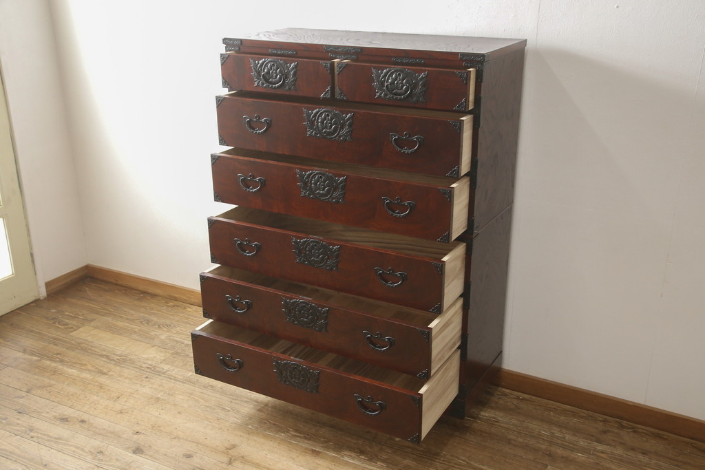 中古　美品　2段重ね　岩谷堂箪笥　重厚感ある佇まいが魅力的な衣装タンス(和箪笥、引き出し、収納箪笥、上下バラ売り可能)(R-059625)